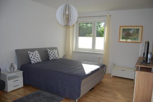 a bedroom with a bed and a window at Ferienwohnung Aronia in Ludwigslust