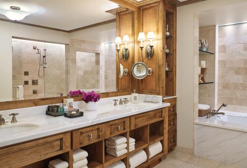 Phòng tắm tại Residences at The Little Nell