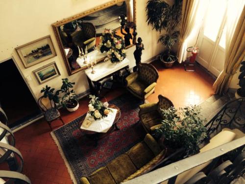 a living room with a couch and a table at Relais Villa Poschi in Pugnano