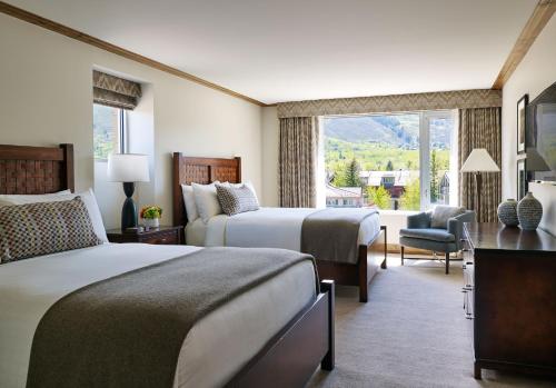 Giường trong phòng chung tại Residences at The Little Nell