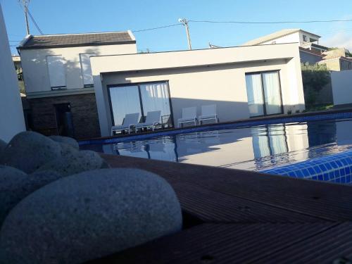Bazén v ubytování Casa das Andorinhas nebo v jeho okolí