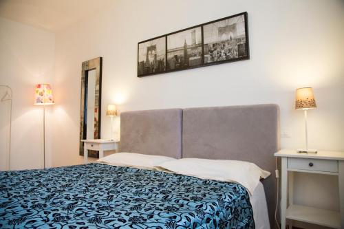 una camera con un letto blu e bianco e due lampade di Bed Portavenezia a Padova