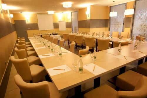 a large conference room with a long table and chairs at Penzion a Restaurant Barbora in Kutná Hora