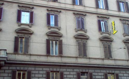 Ein Gebäude mit vielen Fenstern drauf. in der Unterkunft Hotel Moscatello in Rom