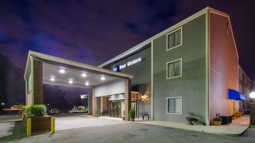 ディケーターにあるBest Western River City Hotelの看板が貼られた大緑の建物