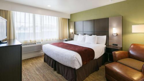 Ένα ή περισσότερα κρεβάτια σε δωμάτιο στο Best Western Pony Soldier Inn & Suites