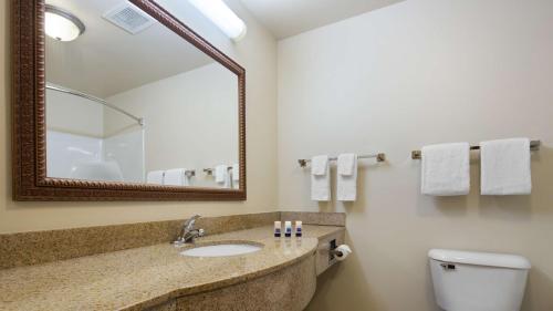 ห้องน้ำของ Best Western Legacy Inn & Suites Beloit/South Beloit