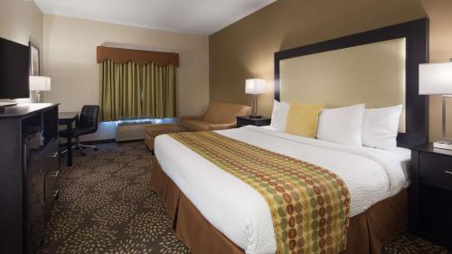 Voodi või voodid majutusasutuse Best Western Plus Des Moines West Inn & Suites toas