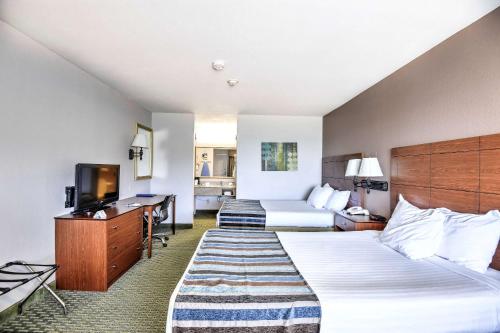 Ένα ή περισσότερα κρεβάτια σε δωμάτιο στο SureStay Hotel by Best Western Ottawa
