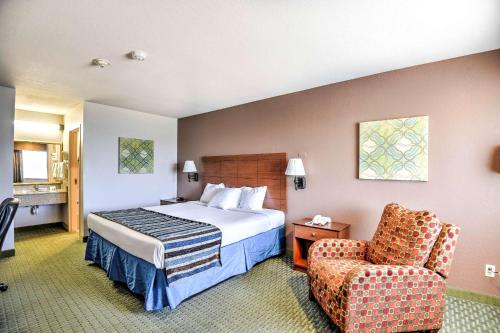 SureStay Hotel by Best Western Ottawa tesisinde bir odada yatak veya yataklar