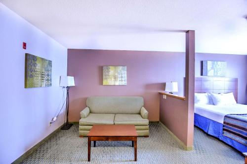 Ένα ή περισσότερα κρεβάτια σε δωμάτιο στο SureStay Hotel by Best Western Ottawa