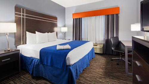 Postel nebo postele na pokoji v ubytování Best Western Elkhart Inn & Suites