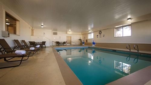 The swimming pool at or close to Best Western Inn & Suites