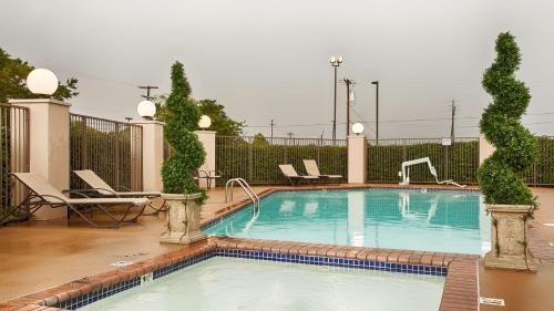 The swimming pool at or close to Best Western Plus Southpark Inn & Suites