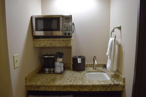 Vannituba majutusasutuses Best Western Plus Havre Inn & Suites