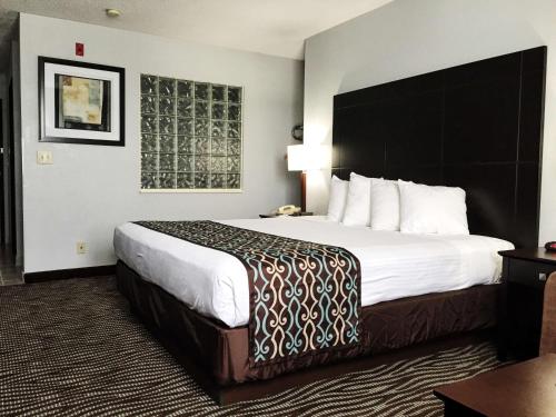 En eller flere senge i et værelse på Best Western Executive Inn- Mount Gilead