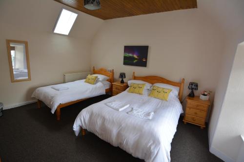 een slaapkamer met 2 bedden en witte lakens bij Northness Apartments, Lerwick Self Contained in Lerwick