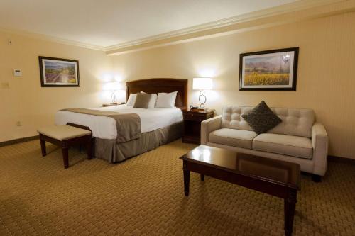 a hotel room with a bed and a couch at Best Western PLUS The Arden Park Hotel in Stratford
