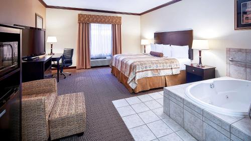 Postel nebo postele na pokoji v ubytování Best Western Plus Royal Mountain Inn & Suites