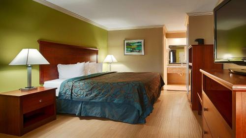 Best Western Paradise Inn tesisinde bir odada yatak veya yataklar