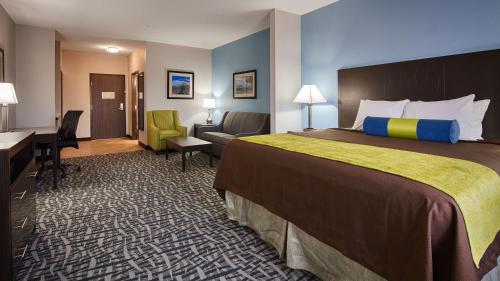 Llit o llits en una habitació de Best Western Plus Lonestar Inn & Suites