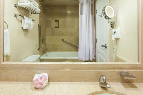 Phòng tắm tại Best Western PLUS Nuevo Laredo Inn & Suites