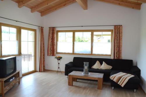 ein Wohnzimmer mit Couch und Fernseher in der Unterkunft Landhaus Lindner in Westendorf