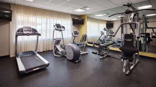 Gimnasio o instalaciones de fitness de Best Western Plus College Station Inn & Suites
