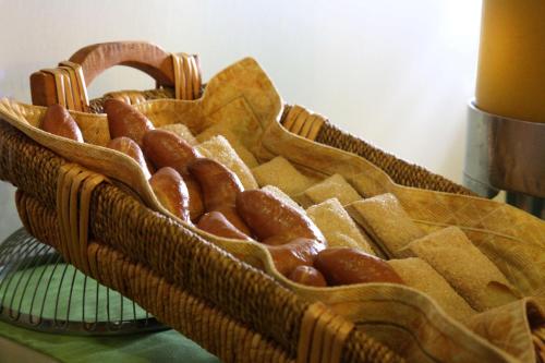 a basket of hot dogs and crackers on a table at Hotel Poza Rica Centro in Poza Rica de Hidalgo