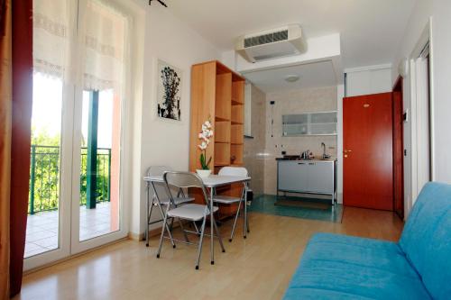 salon ze stołem i krzesłami oraz kuchnię w obiekcie Apartment Lake Maggiore - ITALIA w mieście Maccagno