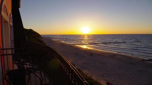 BAłTYK NAD MORZEM-PRZY PLAŻY