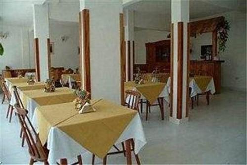 Ein Restaurant oder anderes Speiselokal in der Unterkunft Hotel Palmas del Sol 