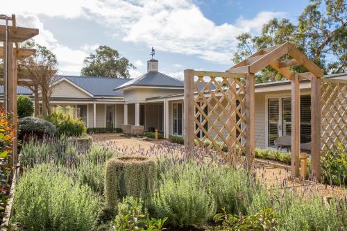 Un jardín delante de una casa con una valla en Haven Red Hill, en Red Hill