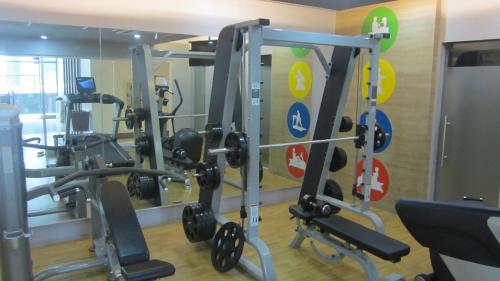 Gimnasio o instalaciones de fitness de Palm Tree Condos near MNL Airport Terminal 3 by ELR