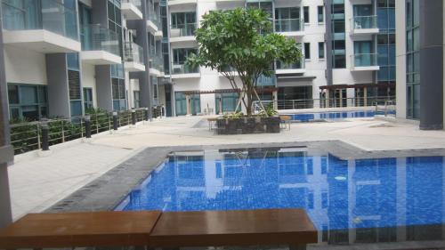 una piscina en medio de un edificio en Palm Tree Condos near MNL Airport Terminal 3 by ELR, en Manila