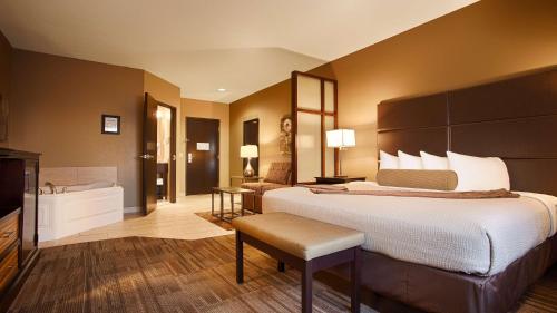 Säng eller sängar i ett rum på Best Western Plus Night Watchman Inn & Suites