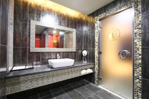 Ting-Shuai Motel tesisinde bir banyo