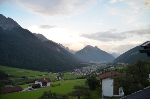 Ein allgemeiner Bergblick oder ein Berglick von der Pension aus