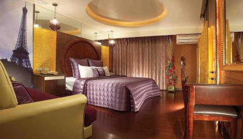 um quarto de hotel com uma cama e um piano em Spring Breeze Boutique Motel em Kaohsiung