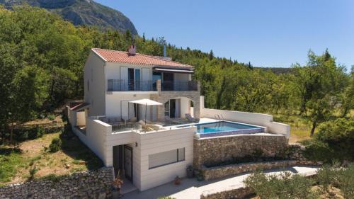 Bazén v ubytování Villa Vintage & Modern nebo v jeho okolí
