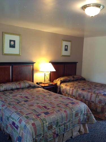 a hotel room with two beds and a lamp at Ridge Top Motel - Bryson City in Bryson City