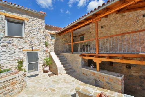 een stenen huis met een veranda en een balkon bij Arxontiko Taygeti in Mystras