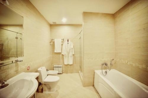 Kylpyhuone majoituspaikassa Marko Polo Hotel