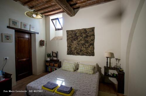 Badia AgnanoにあるIl Bosso di Toscanaの小さなベッドルーム(ベッド1台付)