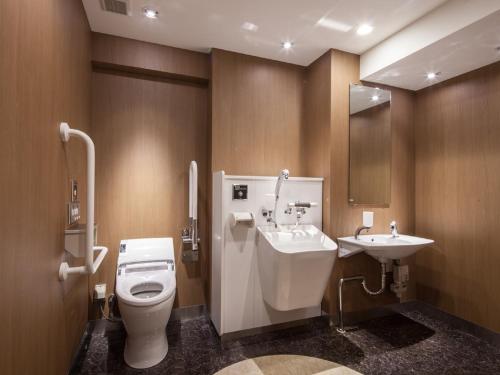 a bathroom with a toilet and a sink at APA Hotel Ginza Kyobashi Tokyo Eki Yaesu Minamiguchi in Tokyo