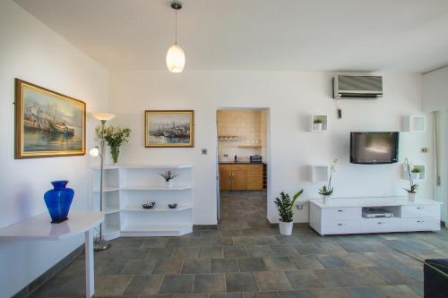 Μια τηλεόραση ή/και κέντρο ψυχαγωγίας στο Larnaca Sunshore Beachfront Suite