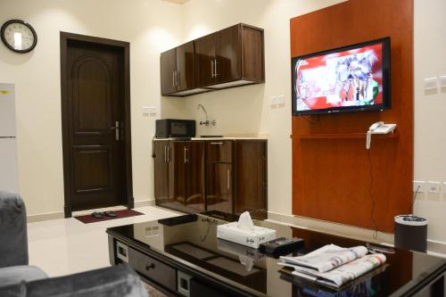 a living room with a tv and a couch at Eskan Alreem Aparthotel in Jeddah