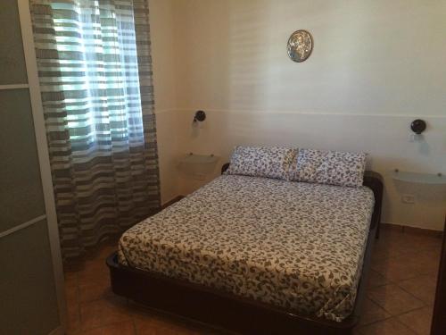 ヴァストにあるCasa vacanze Potto e Ceciaの小さなベッドルーム(ベッド1台、シャワー付)