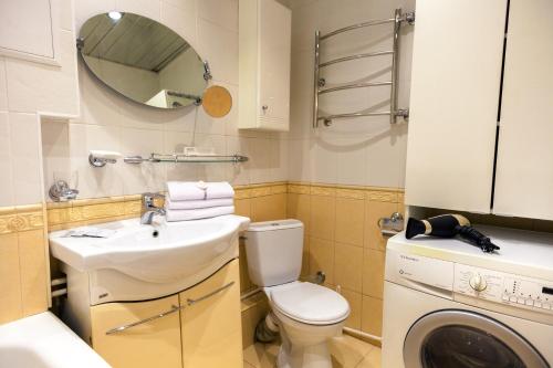 モスクワにあるLuxApartments-Шарикоподшипниковская, 2Аのバスルーム(洗面台、洗濯機付)