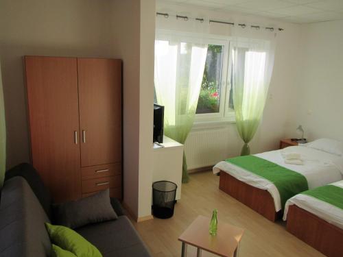 En eller flere senge i et værelse på Pod Orehi